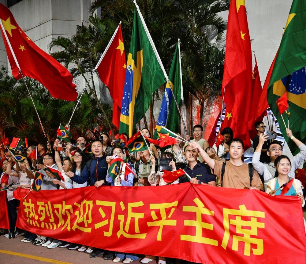  2024年11月，習(xí)近平主席在巴西里約熱內(nèi)盧出席二十國集團(tuán)領(lǐng)導(dǎo)人第十九次峰會期間，里約熱內(nèi)盧街頭熱情的歡迎人群。