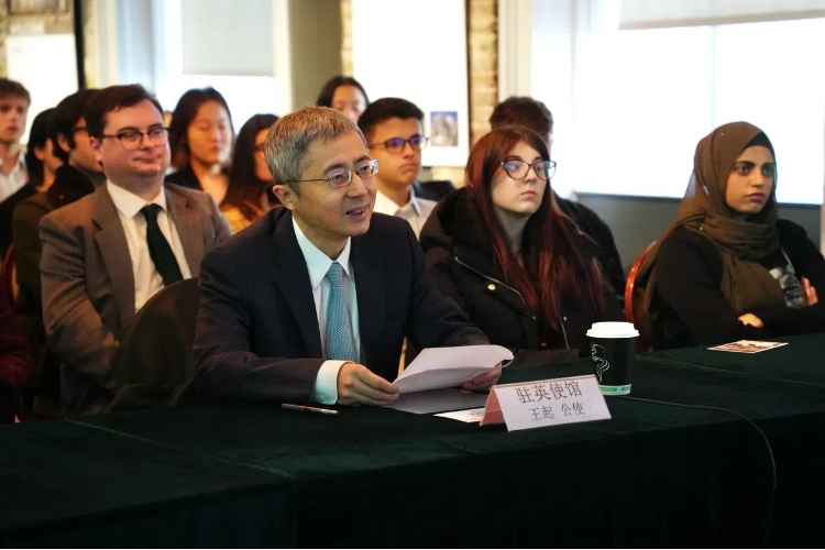 中國駐英國大使館公使王起發(fā)表講話。吳若鳴攝