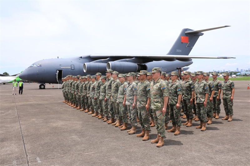 中方參演部隊(duì)搭乘運(yùn)—20運(yùn)輸機(jī)飛抵印尼國民軍空軍哈利姆機(jī)場。 龔勝祥攝