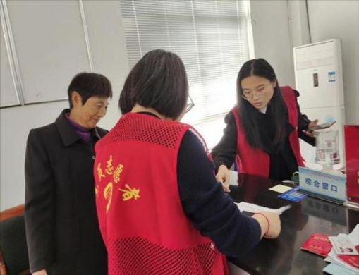代辦人員為村民辦理醫(yī)保報(bào)銷。 圖片來(lái)源：江蘇南通啟東市數(shù)據(jù)局