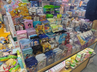 北京某文具店卡牌盲盒柜臺(tái)，未設(shè)相關(guān)提醒。人民網(wǎng)記者 黃鈺攝