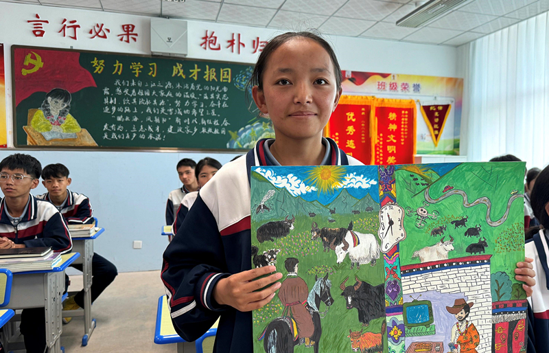 果洛西寧民族中學(xué)學(xué)生尼東拉毛在主題思政課上展示表現(xiàn)現(xiàn)代化家鄉(xiāng)的作品。