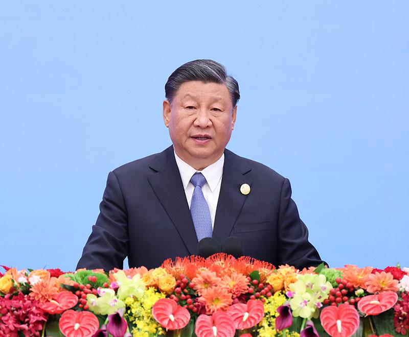 2023年10月18日，習(xí)近平主席在北京人民大會(huì)堂出席第三屆“一帶一路”國(guó)際合作高峰論壇開幕式并發(fā)表題為《建設(shè)開放包容、互聯(lián)互通、共同發(fā)展的世界》的主旨演講。