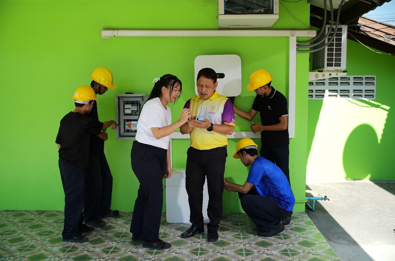 工作人員為當(dāng)?shù)靥﹪?guó)老師講解說(shuō)明。主辦方供圖