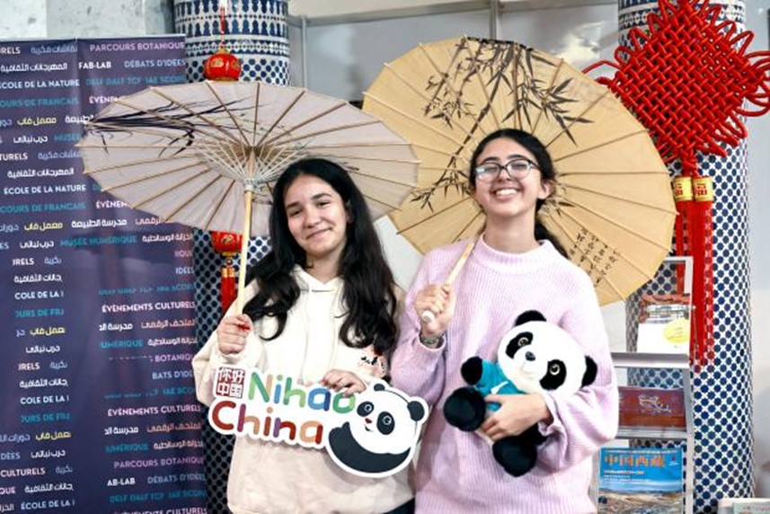 兩名女孩在合影。拉巴特中國文化中心供圖