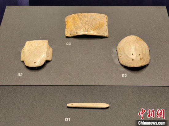 12月14日，“文明先鋒—凌家灘文化玉器展”在故宮博物院文華殿開幕。圖為展覽現(xiàn)場的玉龜、玉版和玉簽。 中新社記者 應妮 攝