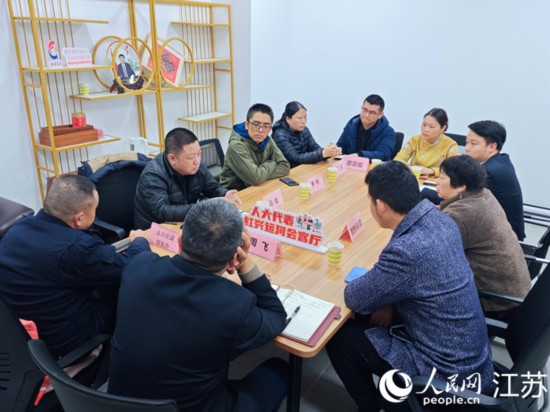 “紅興會(huì)客廳”，一場(chǎng)助企紓困協(xié)調(diào)會(huì)正在進(jìn)行。人民網(wǎng) 徐晨曦?cái)z