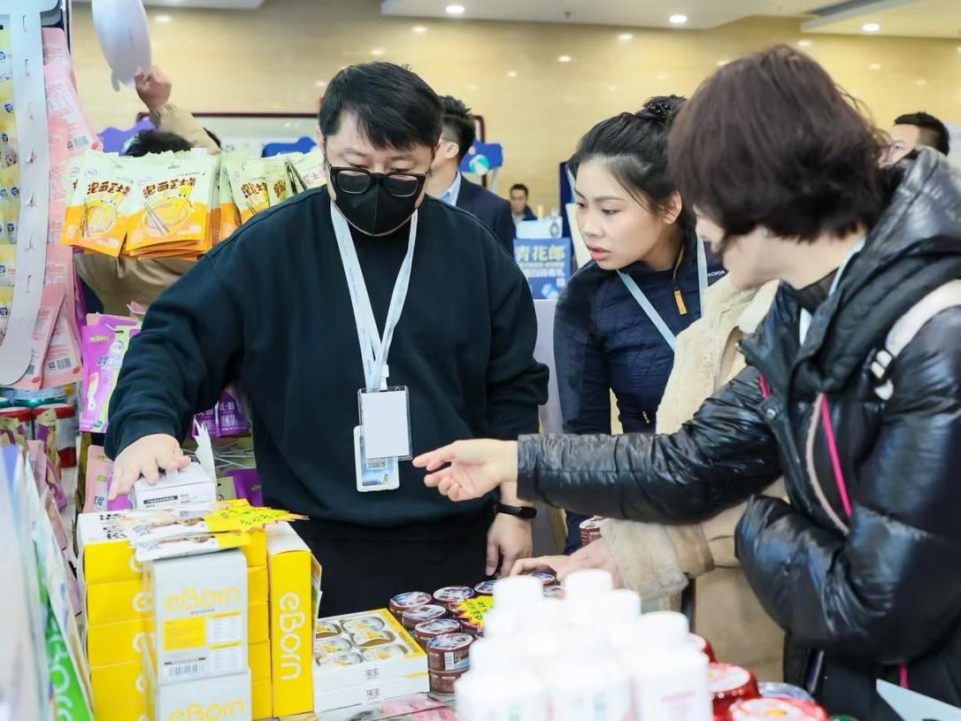 嘉賓了解展區(qū)里的寵物“零食”。劉磊攝