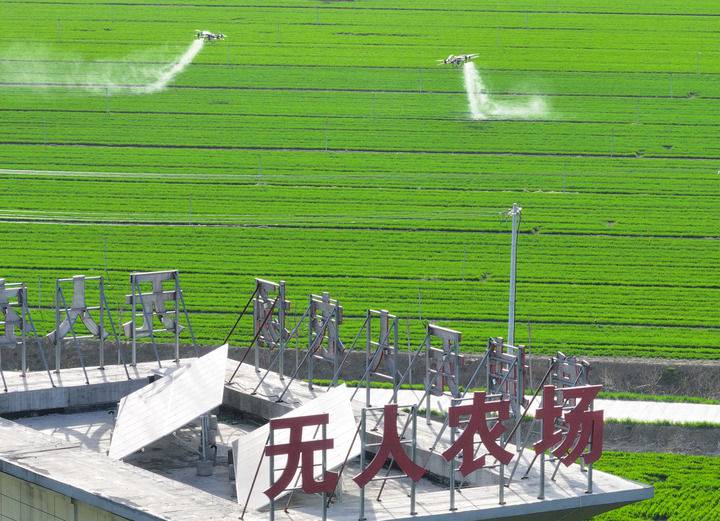 2024年3月19日，在安徽省亳州市譙城區(qū)趙橋鄉(xiāng)雙樓村的無人農(nóng)場，農(nóng)業(yè)無人機按照事先設(shè)定好的線路進行作業(yè)（無人機照片）。新華社記者 杜宇 攝