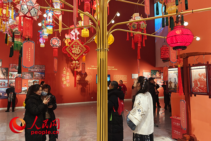 12月21日，觀眾正在參觀“過年——春節(jié)主題展”。人民網(wǎng)記者 韋衍行攝