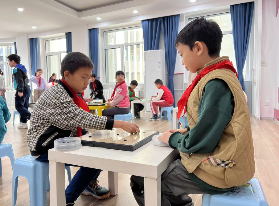 學生們在少先隊大廳下圍棋。人民網(wǎng) 白炅攝