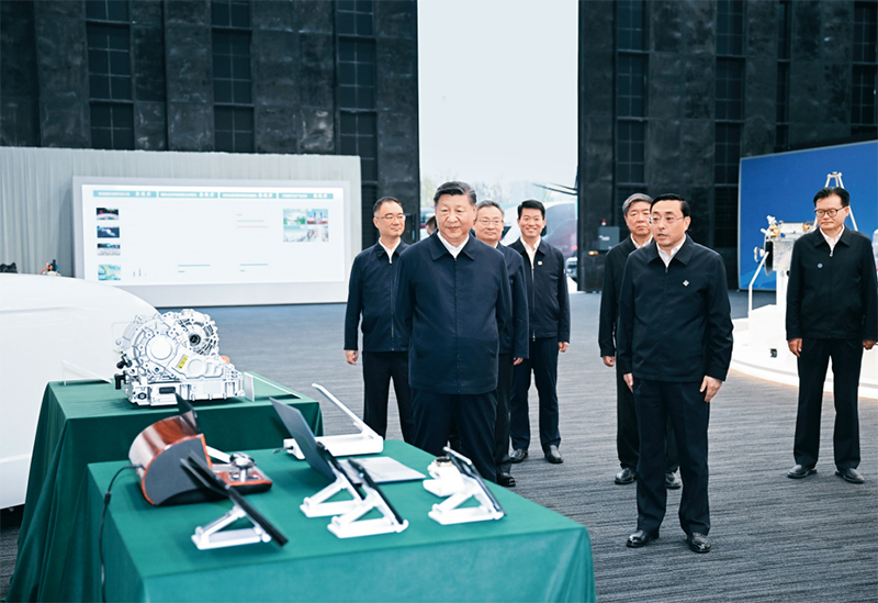 2024年10月17日至18日，中共中央總書(shū)記、國(guó)家主席、中央軍委主席習(xí)近平在安徽考察。這是17日下午，習(xí)近平在合肥濱湖科學(xué)城察看安徽省重大科技創(chuàng)新成果集中展示。 新華社記者 謝環(huán)馳/攝