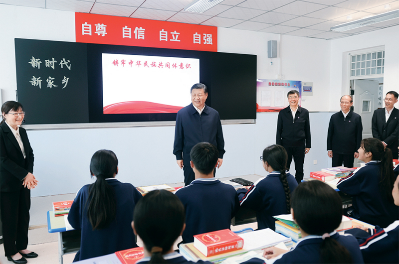 2024年6月18日至19日，中共中央總書(shū)記、國(guó)家主席、中央軍委主席習(xí)近平在青?？疾?。這是18日下午，習(xí)近平在果洛西寧民族中學(xué)高一（1）班觀摩“新時(shí)代、新家鄉(xiāng)”主題思政課。 新華社記者 鞠鵬/攝