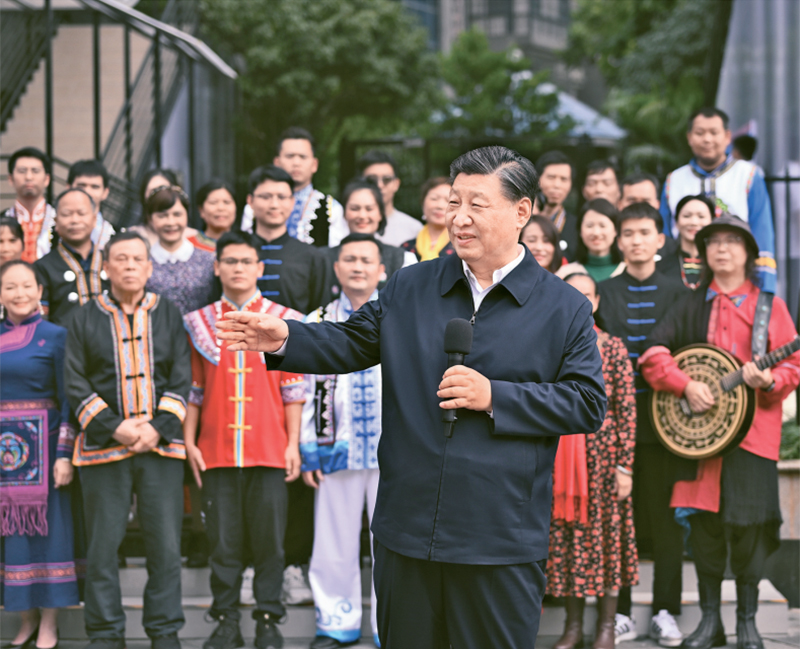 2023年12月14日至15日，中共中央總書(shū)記、國(guó)家主席、中央軍委主席習(xí)近平在廣西考察。這是14日上午，習(xí)近平在南寧市良慶區(qū)蟠龍社區(qū)考察時(shí)，同社區(qū)各族群眾親切交流。 新華社記者 燕雁/攝