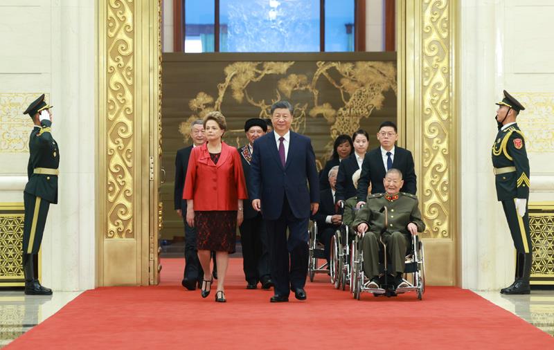 △2024年9月29日，中華人民共和國國家勛章和國家榮譽稱號頒授儀式在北京人民大會堂金色大廳隆重舉行。習近平總書記同國家勛章和國家榮譽稱號獲得者一同步入會場。