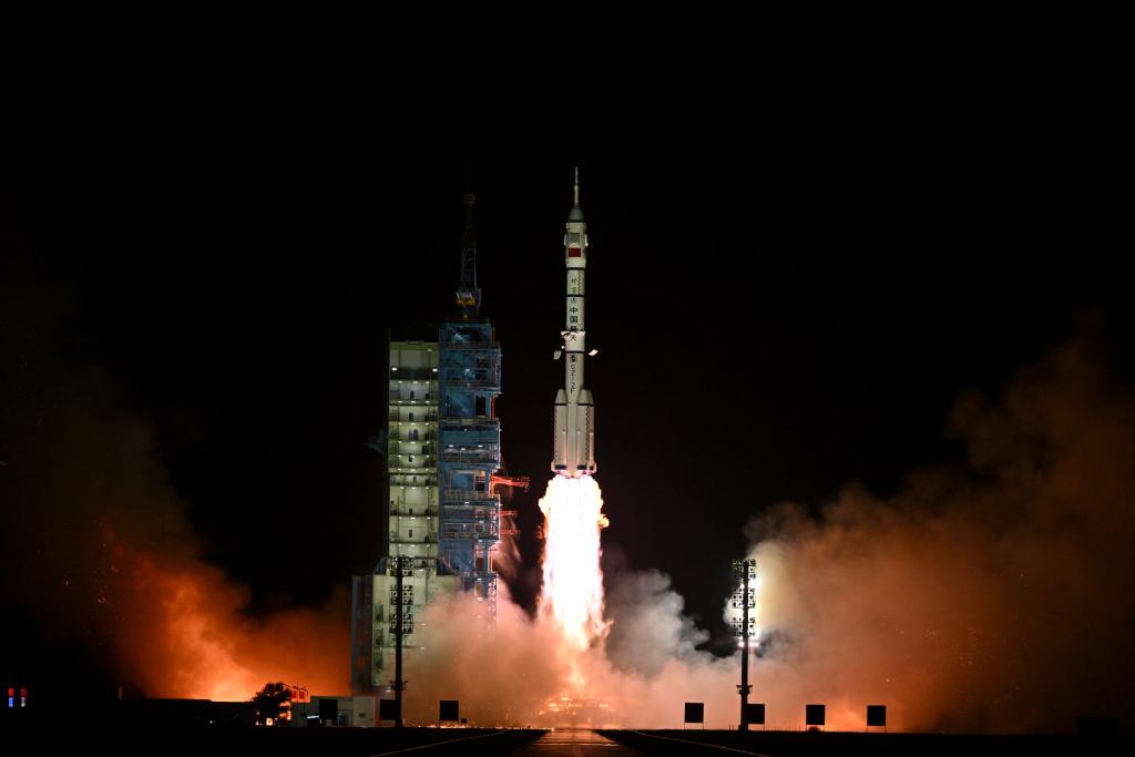 2024年10月30日，搭載神舟十九號載人飛船的長征二號F遙十九運載火箭在酒泉衛(wèi)星發(fā)射中心點火發(fā)射。新華社記者李鑫攝