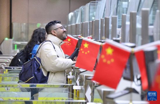 1月2日，國外旅客通過大興機場邊檢站入境。新華社記者 李欣 攝