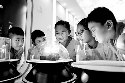 江西省南昌市青云客航天科創(chuàng)空間青少年科普館，孩子們在觀察光壓傳動試驗。鮑贛生攝/光明圖片