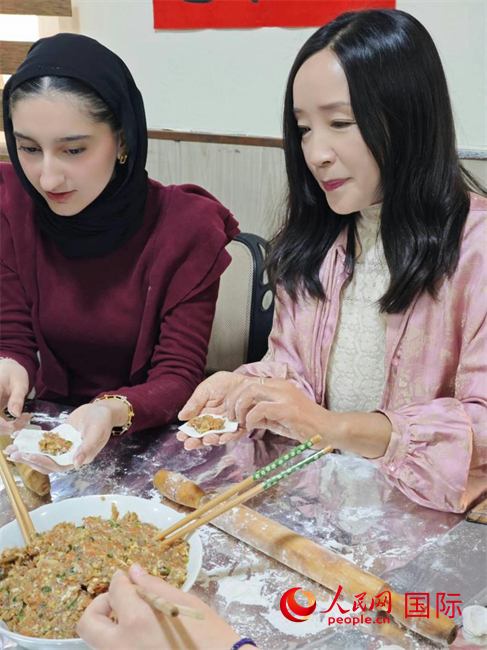 學(xué)包餃子。人民網(wǎng)伊納斯·易卜拉欣攝