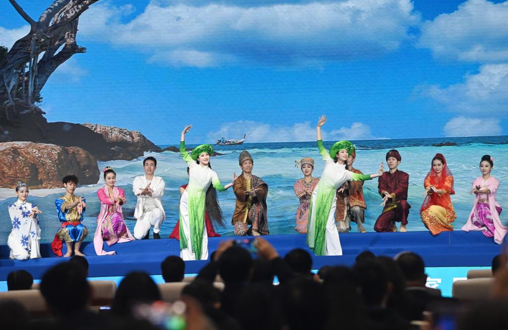 這是1月16日，在南寧國際會展中心，演員在“世界市長對話·南寧”活動間隙表演節(jié)目。新華社記者 陸波岸 攝