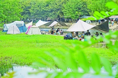 徑山鎮(zhèn)一家露營(yíng)基地迎來眾多游客。新華社發(fā)