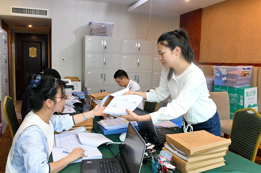 福州市委巡察機構對全市法院系統(tǒng)開展提級聯(lián)動交叉巡察。在永泰縣駐地，巡察組工作人員查看財務憑證（2024年5月21日攝）。新華社記者 林善傳 攝