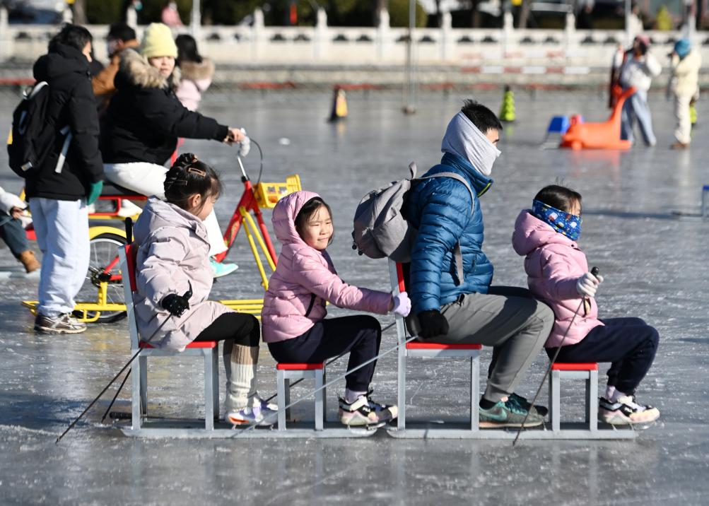 2025年1月19日，在北京什剎海冰場，小朋友和家長一起體驗(yàn)冰上運(yùn)動(dòng)。新華社記者 張晨霖 攝
