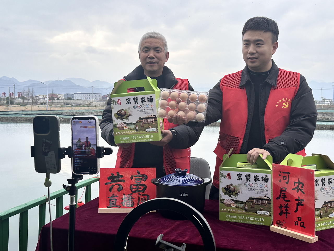 在蒼南金鄉(xiāng)鎮(zhèn)，永興、半浹連、河尾垟?shù)犬?dāng)年受災(zāi)的臨近村落，正連片建設(shè)美麗江南水鄉(xiāng)新景。圖為河尾垟村設(shè)在河邊的“共富直播間”。金鄉(xiāng)鎮(zhèn) 供圖