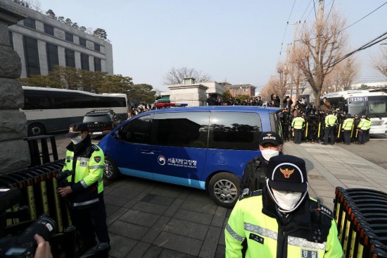  1月21日，尹錫悅乘坐的車輛進入韓國首爾的憲法法院。新華社記者姚琪琳攝