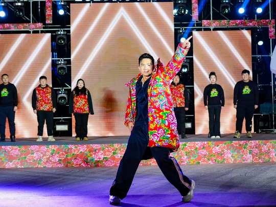健身教練劉畊宏耐心帶領(lǐng)現(xiàn)場以及線上的朋友們進(jìn)行熱身。人民網(wǎng)記者 許維娜攝