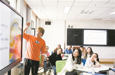 圖為青海民族大學(xué)師范學(xué)院學(xué)生使用互動(dòng)屏幕進(jìn)行課堂交流。新華社記者 張龍攝
