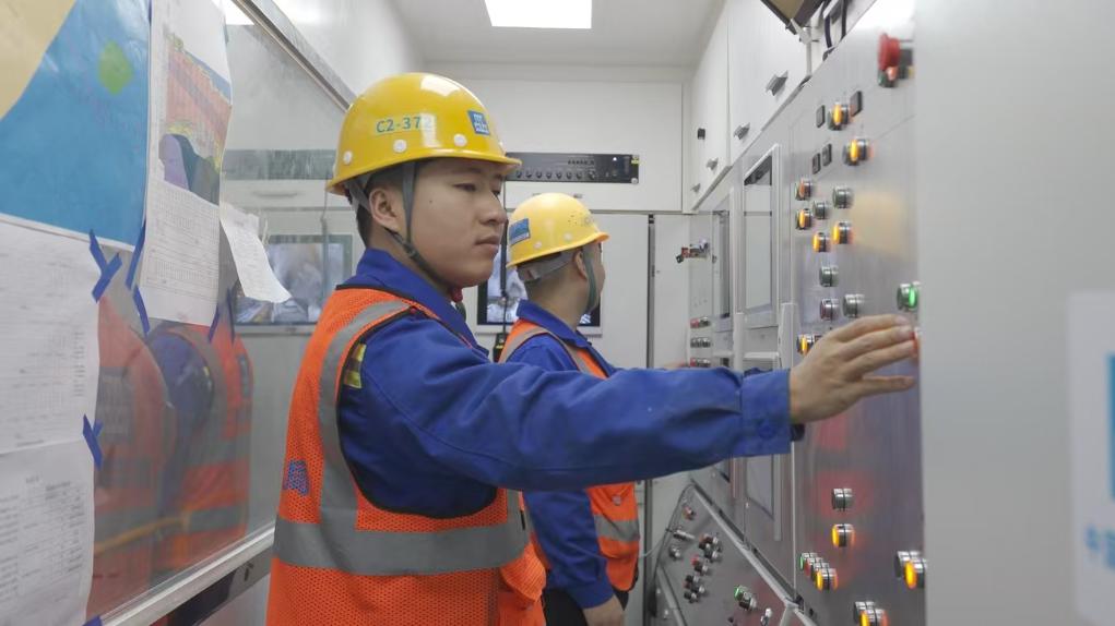 盾構(gòu)司機(jī)何曉波在駕駛室內(nèi)調(diào)試盾構(gòu)機(jī)參數(shù)。（劉芬攝）