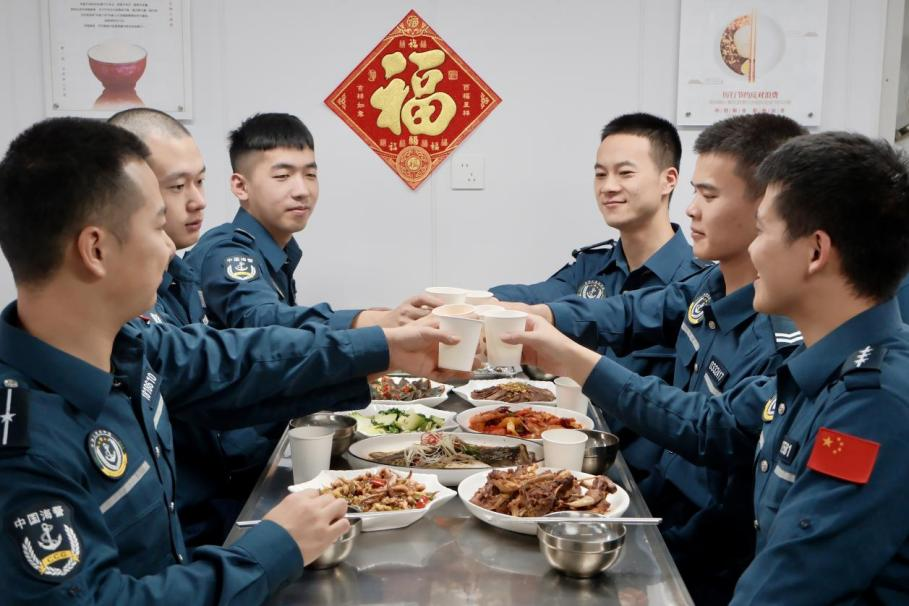 1月28日，在中國海警海鷗艦上，執(zhí)法員們聚餐慶祝農(nóng)歷春節(jié)。