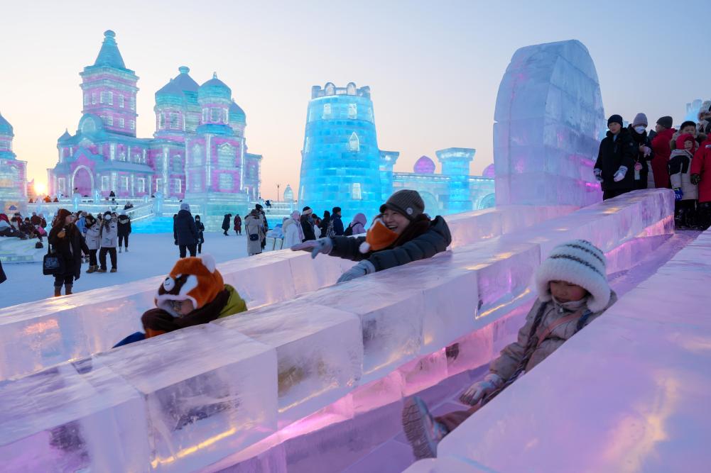 游客在哈爾濱冰雪大世界園區(qū)內(nèi)體驗冰滑梯。新華社發(fā)