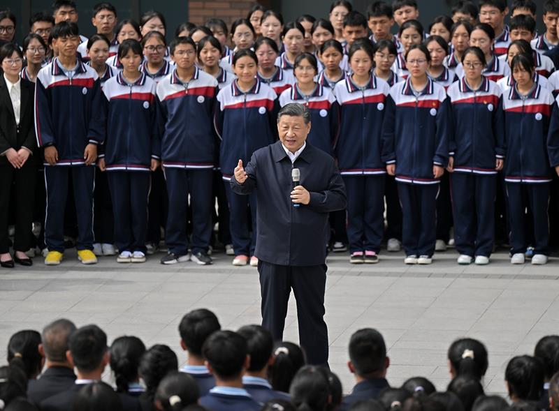 △2024年6月18日，習(xí)近平總書記在青海果洛西寧民族中學(xué)考察時(shí)，同師生們親切交流。