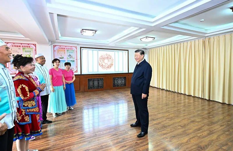 △2024年6月19日，寧夏銀川市金鳳區(qū)長(zhǎng)城花園社區(qū)活動(dòng)室，習(xí)近平總書記同社區(qū)居民親切交流。