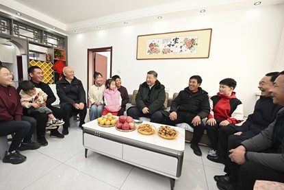 1月22日至24日，中共中央總書記、國家主席、中央軍委主席習近平冒著嚴寒來到遼寧，看望慰問基層干部群眾。這是22日下午，習近平在葫蘆島市綏中縣明水滿族鄉(xiāng)祝家溝村考察時，同村民王寶維一家圍坐一起拉家常。新華社記者 謝環(huán)馳 攝