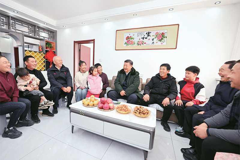2025年1月22日至24日，中共中央總書記、國家主席、中央軍委主席習近平冒著嚴寒來到遼寧，看望慰問基層干部群眾。這是22日下午，習近平在葫蘆島市綏中縣明水滿族鄉(xiāng)祝家溝村考察時，同村民王寶維一家圍坐一起拉家常。 新華社記者 謝環(huán)馳/攝