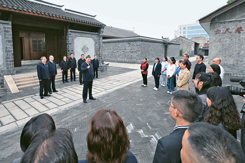 2024年10月17日至18日，中共中央總書記、國家主席、中央軍委主席習近平在安徽考察。這是17日下午，習近平在安慶桐城市六尺巷考察時，同當?shù)鼐用窈陀慰陀H切交流。 新華社記者 申宏/攝