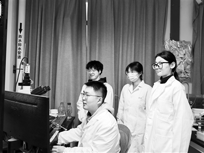 西安交通大學(xué)教授王昌河團(tuán)隊(duì)在進(jìn)行多巴胺分泌電化學(xué)檢測(cè)。受訪者供圖