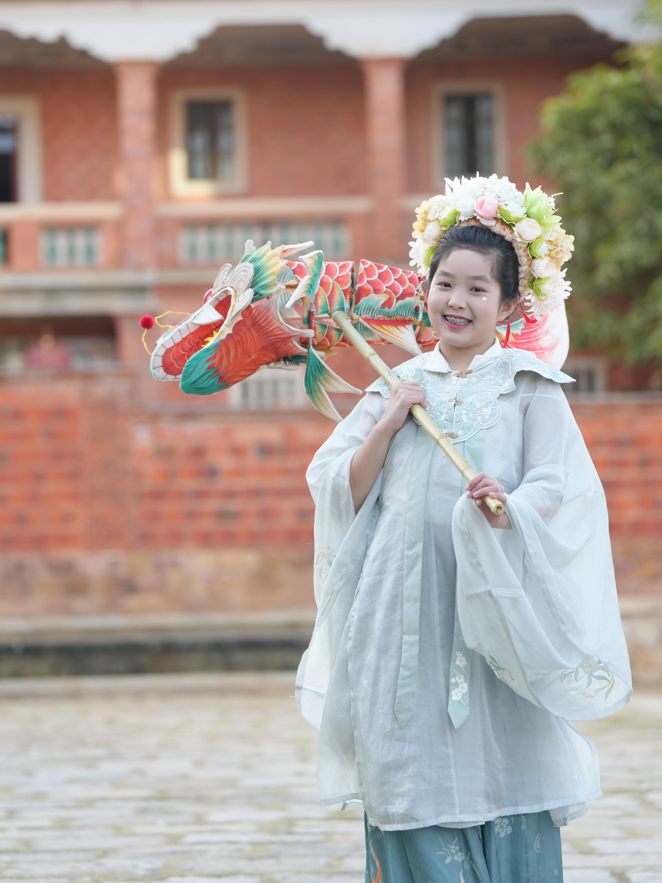 在泉州，沈女士為女兒拍下頭戴簪花的照片。受訪者供圖