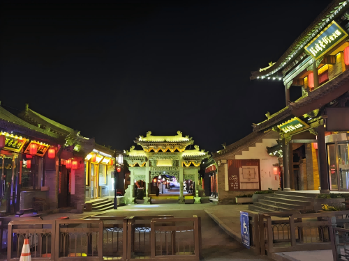 道歉公告發(fā)布后，凌晨5時(shí)的古城。人民網(wǎng)記者 黃鈺攝