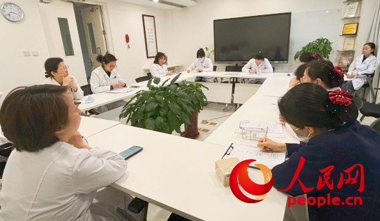 交班會上，海淀醫(yī)院安寧療護團隊討論患者和家屬需求。人民網(wǎng)記者 金慧慧攝