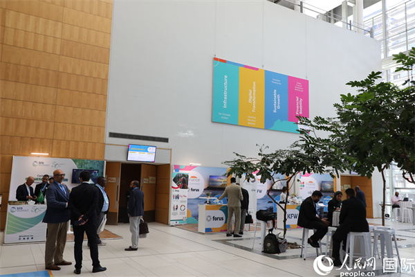 第5屆“共同金融”峰會(huì)在南非開普敦國(guó)際會(huì)議中心開幕。圖為與會(huì)嘉賓正在交談。人民網(wǎng)記者 戴楷然攝