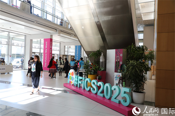 第5屆“共同金融”峰會(huì)在南非開普敦國(guó)際會(huì)議中心開幕。圖為會(huì)場(chǎng)一景。人民網(wǎng)記者 戴楷然攝