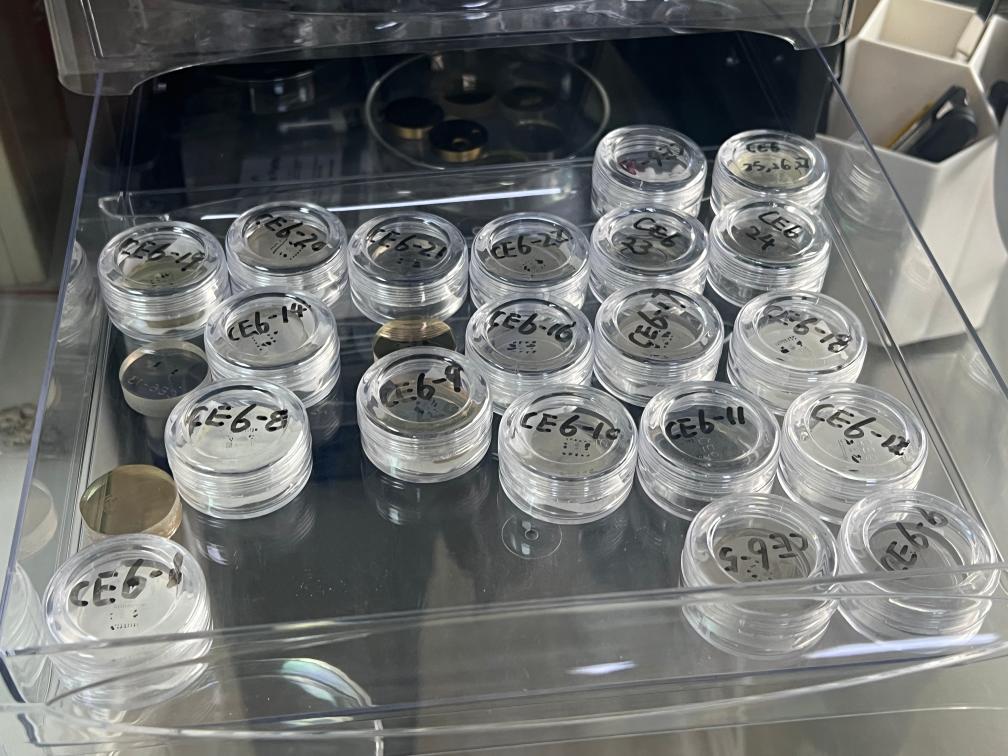 包含嫦娥六號樣品的樹脂靶。新華社記者 溫競?cè)A 攝