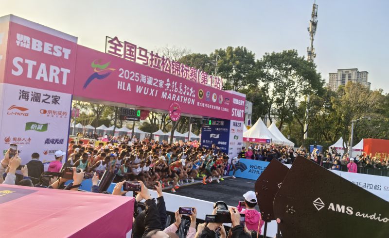參賽選手沖出起跑線。 人民網(wǎng)記者 楊磊攝