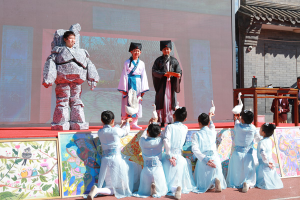 展覽開(kāi)幕式上，府學(xué)學(xué)子上演情景劇《鵝池》。府學(xué)胡同小學(xué)供圖