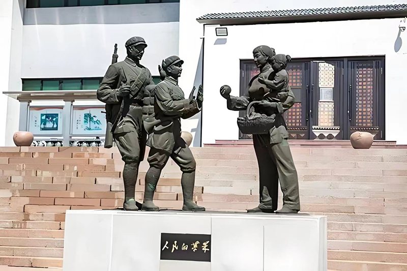 錦州蘋果廉政文化展覽館前的《人民的蘋果》主題雕塑。（由遼沈戰(zhàn)役紀(jì)念館供圖）
