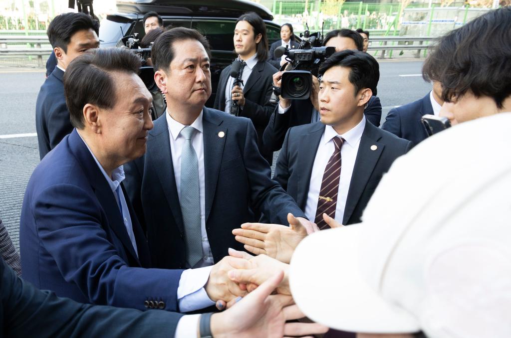 4月11日，韓國前總統(tǒng)尹錫悅（左一）在離開首爾漢南洞官邸時(shí)與支持者握手。新華社發(fā)（全休相攝）